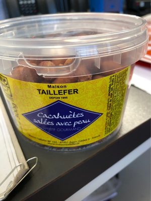 Cacahuètes salées avec peau front packaging