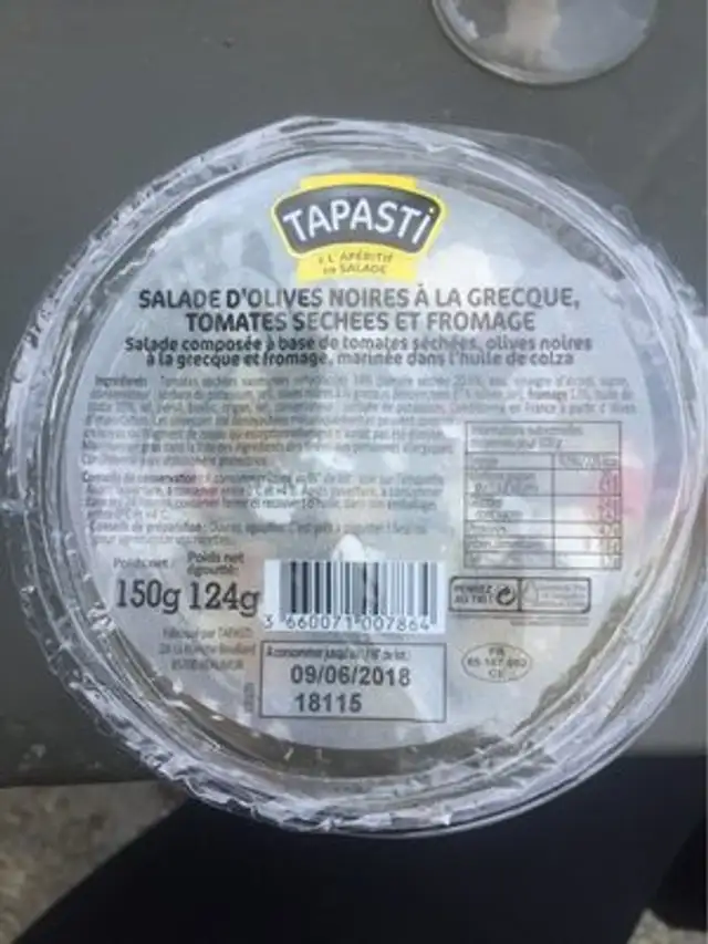 Olives noires a la grecque, tomates sechees et fromage