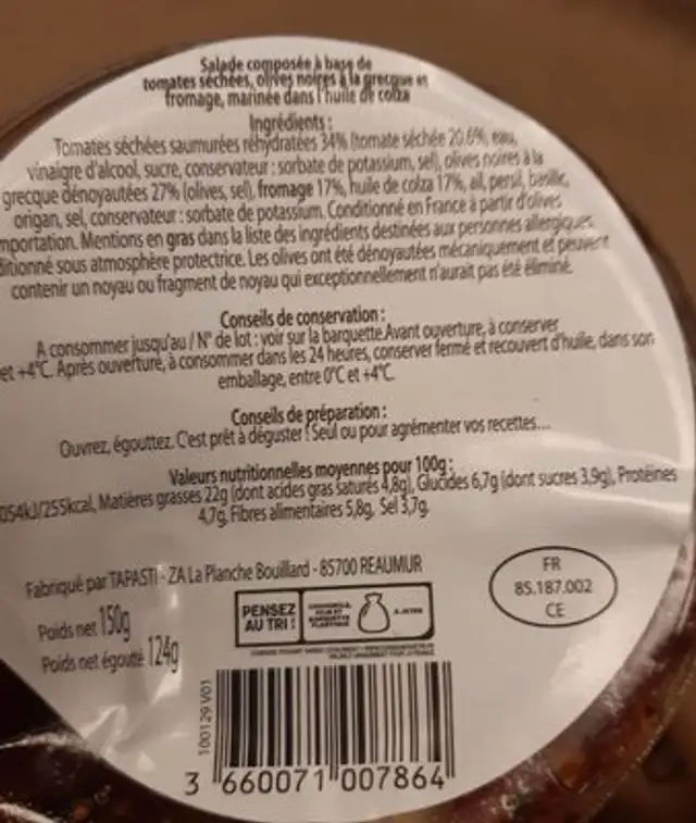 Olives noires a la grecque, tomates sechees et fromage nutrition facts table
