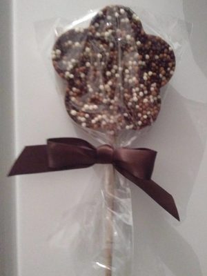 Sucette fleur en chocolat au lait avec mini crispy