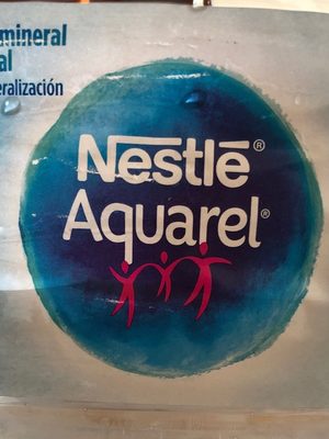 Agua mineral de manantial garrafa