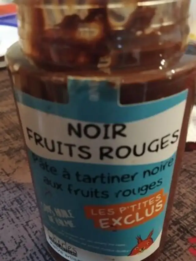 Pâte à tartiner noir fruit rouge