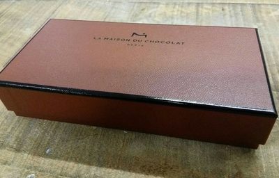 Coffret de bonbons de chocolat lait front packaging