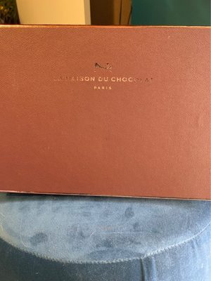 Coffret Truffes Natures Chocolat noir : cacao 56% minimum.