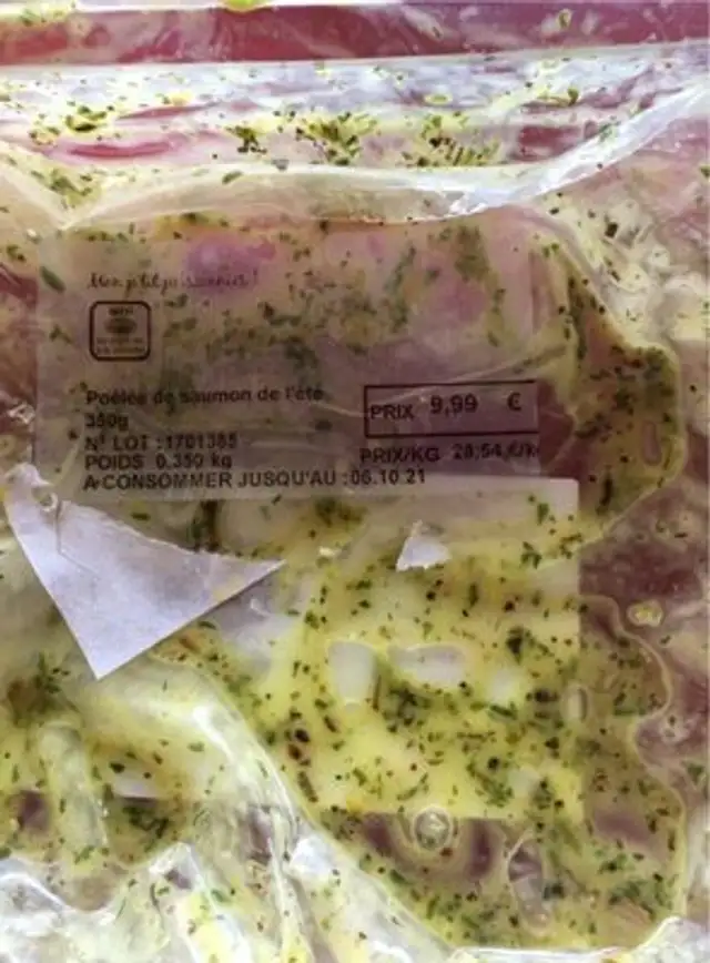 Saumon decongele aux herbes poivrons et oignons sous vide