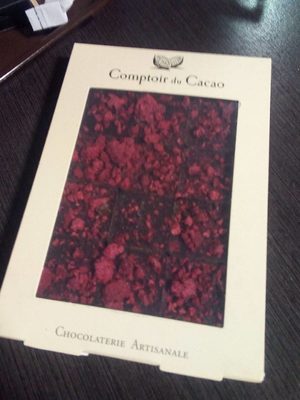 Etui praliné feuilleté noir fruits rouges front packaging