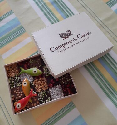 Coffret Pâques Praliné Feuilleté Noir & Lait front packaging