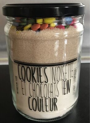Cookies noisette et chocolats en couleur