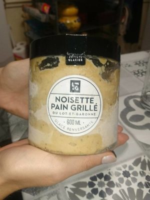 Crème glacée noisettes pain grillé