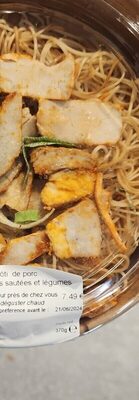 Rôti de porc aux nouilles sautées et légumes