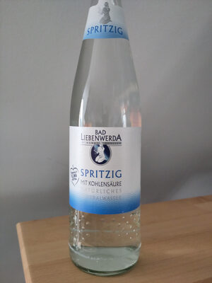 Natürliches Mineralwasser mit Kohlensäure versetzt