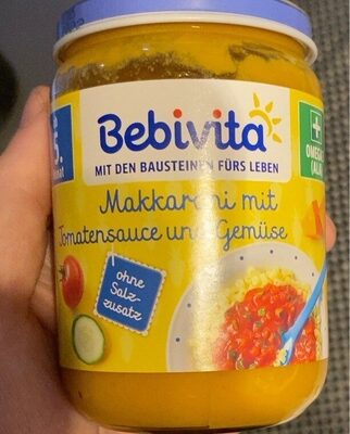 Makkaroni mit Tomatensauce und Gemüse