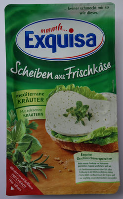 Scheiben aus Frischkäse, mediterrane Kräuter