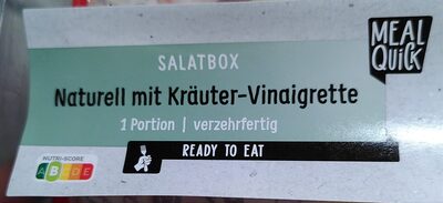 Salatmischung aus Karotten, Mais, Rettich und Kräuter-Vinaigrette