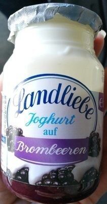 Joghurt auf Brombeeren