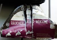 natsu Omigiri Räucherlachs  Wakame 4045851055294 Geformte Reiszubereitung mit Räucherlachs (Salmo salar) und mariniertem Seealgensalat in einer Seetanghülle.