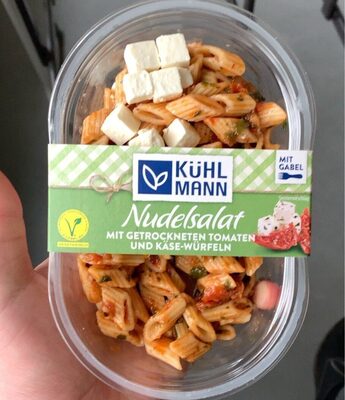 Nudelsalat mit getrockneten Tomaten und Käse-Würfeln front packaging