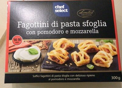 Fagotti di pasta sfoglia con pomodoro e mozzarella