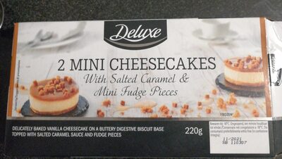 2 mini cheesecakes with salted Caramel and mini fudge pieces