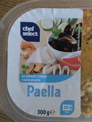 Paella con molluschi, crostacei e salame piccante