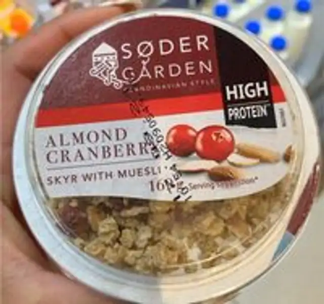 Almond cranberry skyr with muesli