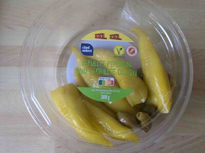 Gefüllte Peperoni und gegrillte Oliven