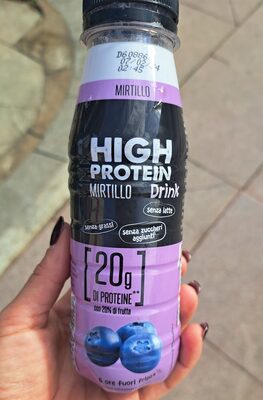 Bebida claras de huevo con arándanos