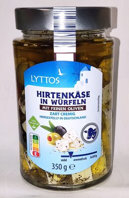 Hirtenkäse in Würfeln mit Oliven