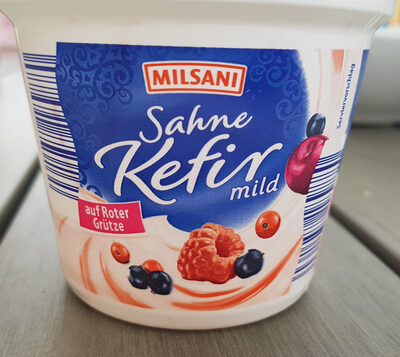 Sahne Kefir auf Roter Grütze