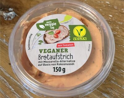 Veganer Brotaufstrich mit Tomaten mit Mozzarella-Alternative