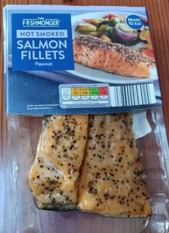 Salmon fillets peppered front packaging