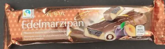 Massepain enrobé de chocolat noir fourré à la prune de Madère