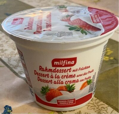 Dessert à la crème avec des fruits