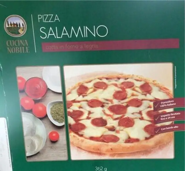 pizza al salamino (cotta in forno a legna)