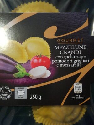 Mezzelune Grandi con melanzane pomodori grigliati e mozzarella