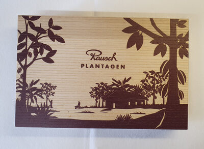 8 Sorten helle und dunkle Edelkakao-Schokoladen front packaging