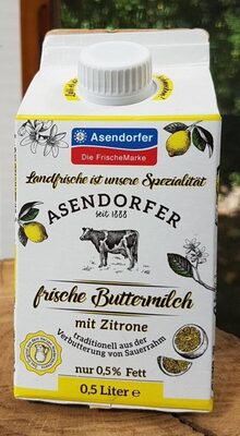 Frische Buttermilch mit Zitrone