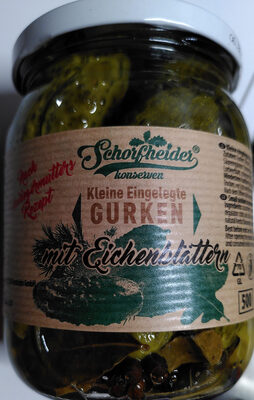 Eingelegte Gurken mit Eichenblättern