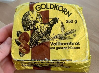 Vollkornbrot mit ganzen Nüssen
