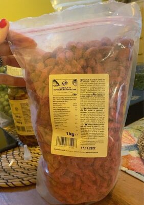 Mandorle al cioccolato e polvere di lamponi