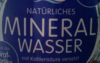 Natürliches Mineralwasser ingredients label