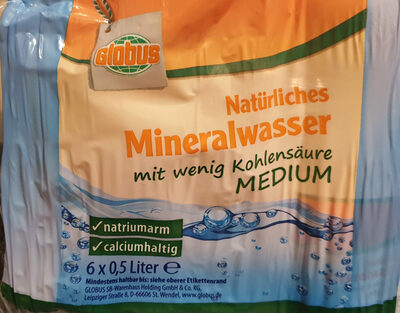 Natürliches Mineralwasser mit wenig Kohlensäure Medium