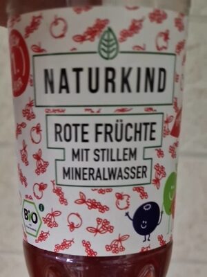 Rote Früchte mit stillen Mineralwasser