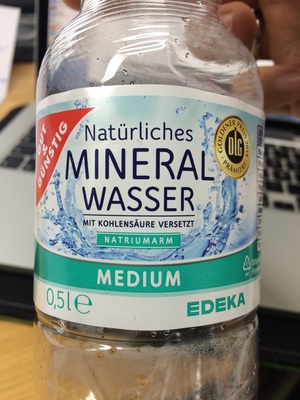 Natürliches Mineralwasser - Medium