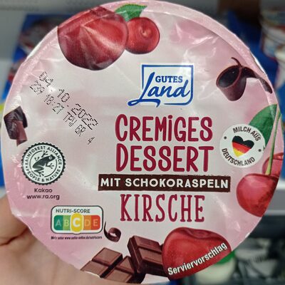 Cremiges dessert mit Schororaspeln Kirsche