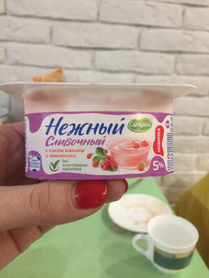 продукт йогуртовый "нежный сливочный" с соком малины и земляники 5%
