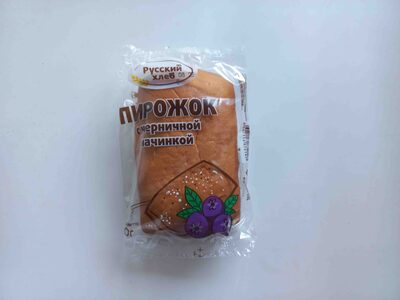 Пирожок с черничной начинкой