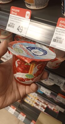 Белый йогурт с вишней