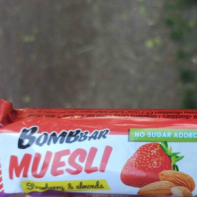 MUESLI Strawberry & almond