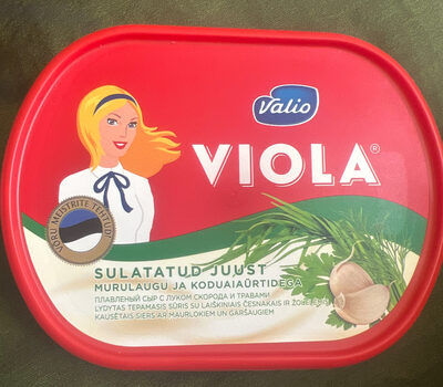 Sulatud juust murulauga ja koduaiaürtidega